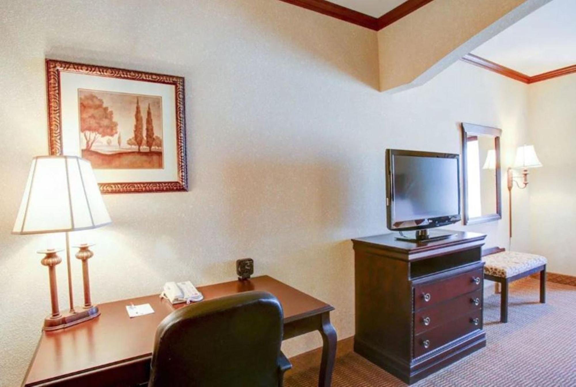 3 Best 3-Star Hotels Near C E 'Pat' Olsen Field for Easy Access