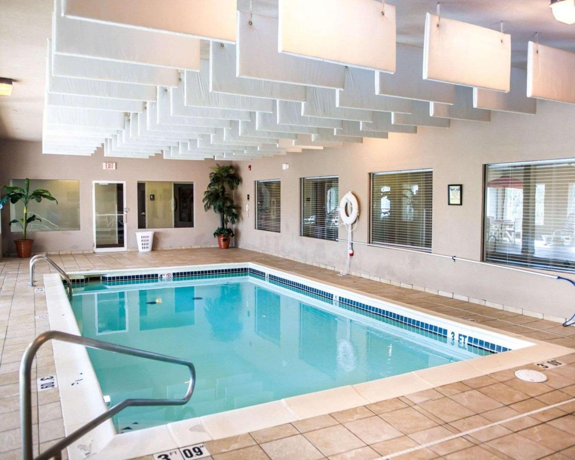 4 Golf Hotels Near Belleville Parks and Recreation Worth Booking