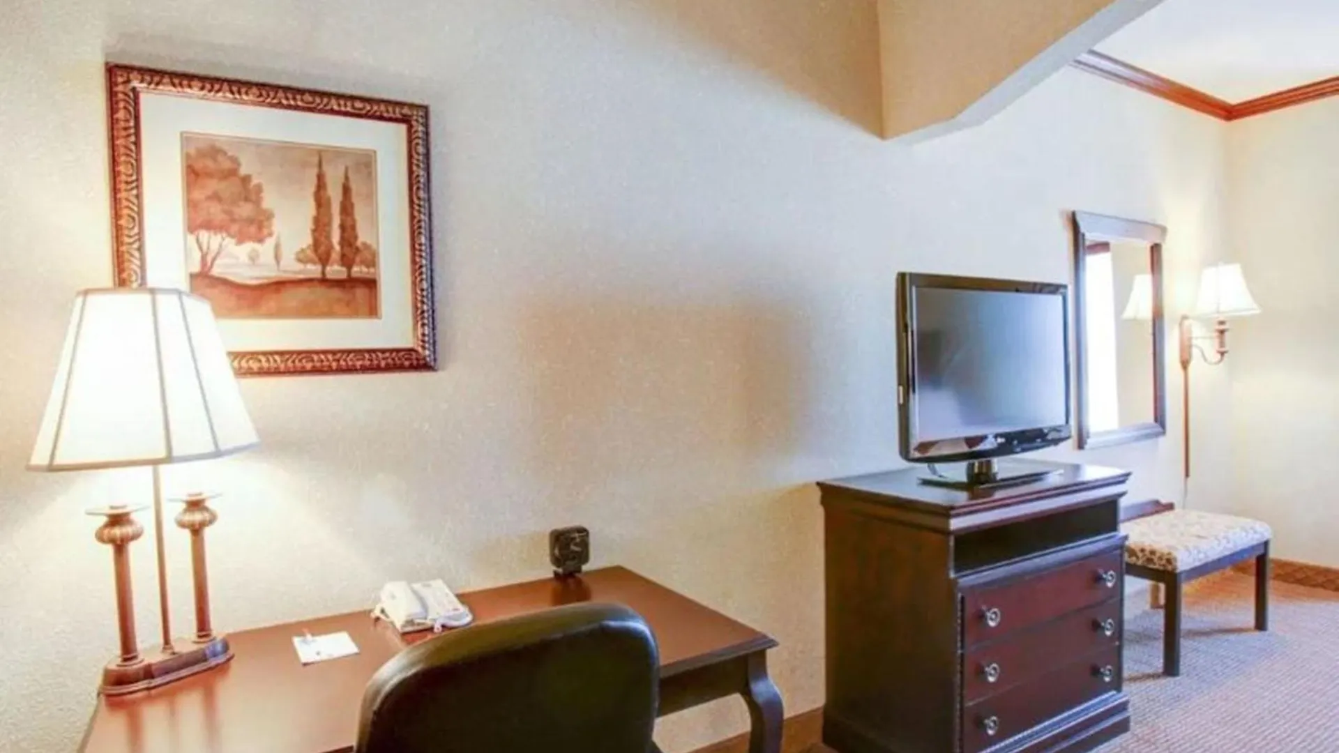 3 Best 3-Star Hotels Near C E 'Pat' Olsen Field for Easy Access