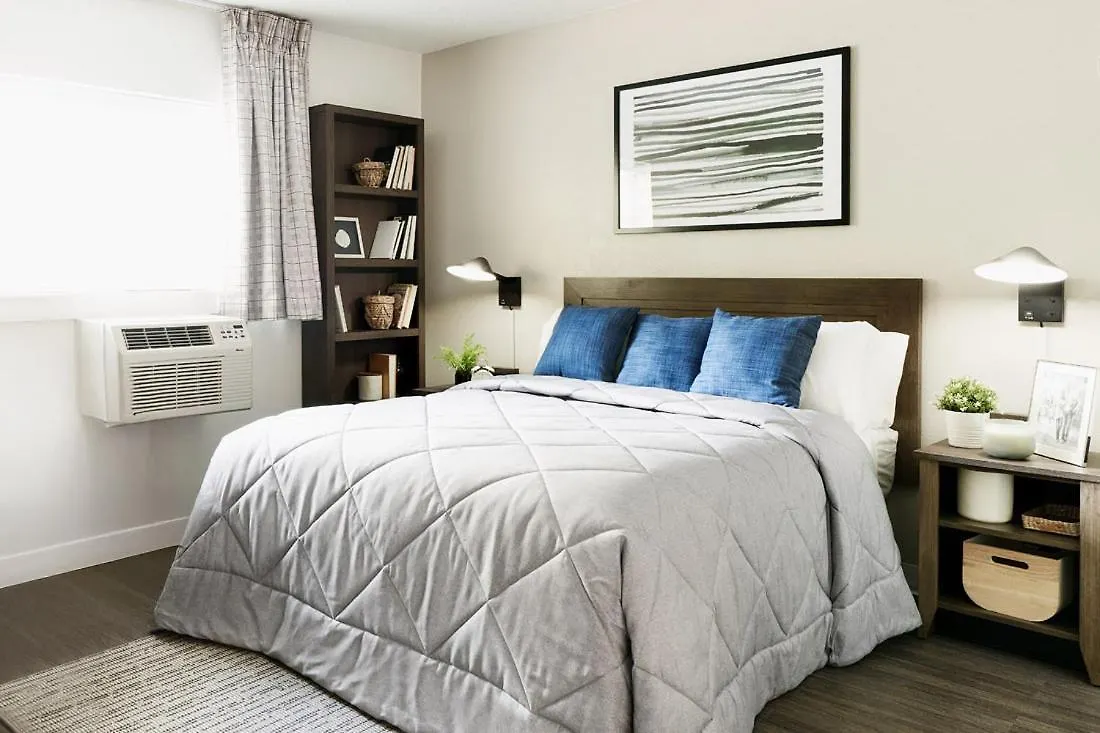 12 Budget Hotels Near National Comedy Hall of Fame Worth Booking