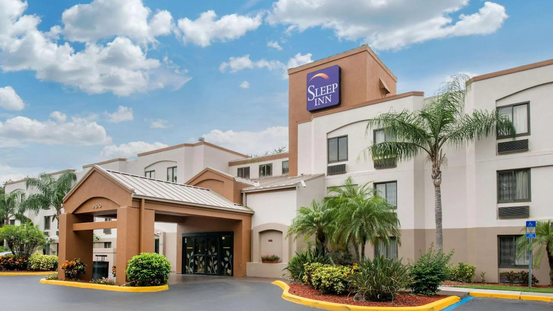 9 Airport Hotels Near Sarasota Classic Car Museum Worth Booking